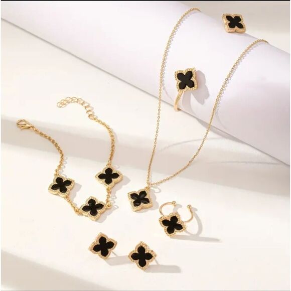 Black Clover Motifs Set of Bracelet Earrings Ring & Necklace - Picture 1 of 5
